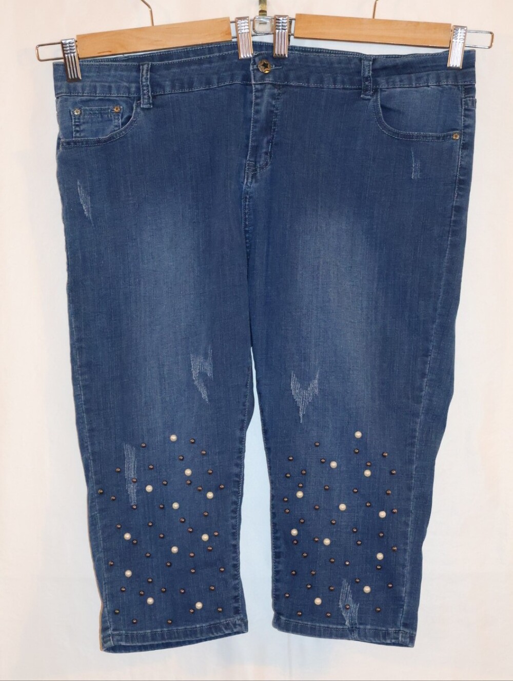 Really Jeans Pearl and Stud Embellished Capri Jeans.